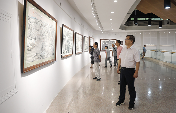 西安美术学院党委书记李智军参观画展