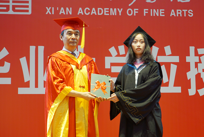郭线庐院长为获得艺术学学士学位的毕业生颁发学位证书并合影