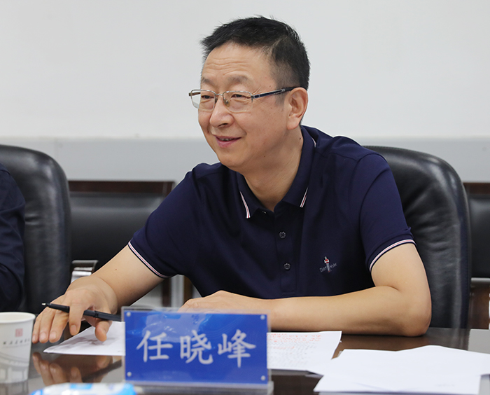西安美术学院党委副书记任晓峰主持会议并讲话