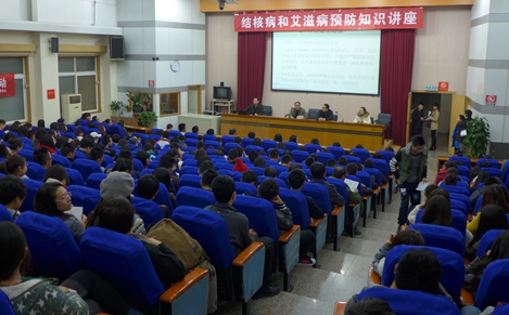 学生们认真听知识讲座