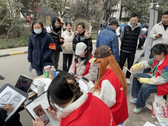 志愿者开展手绘金婚照活动.png